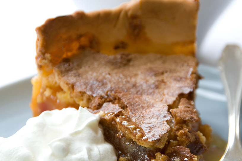 Taart van kweeperen met slagroom geserveerd