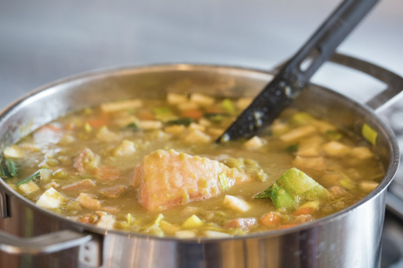 Erwtensoep in een pan met lepel