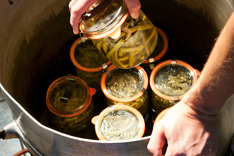 Grote pan met weckpotten