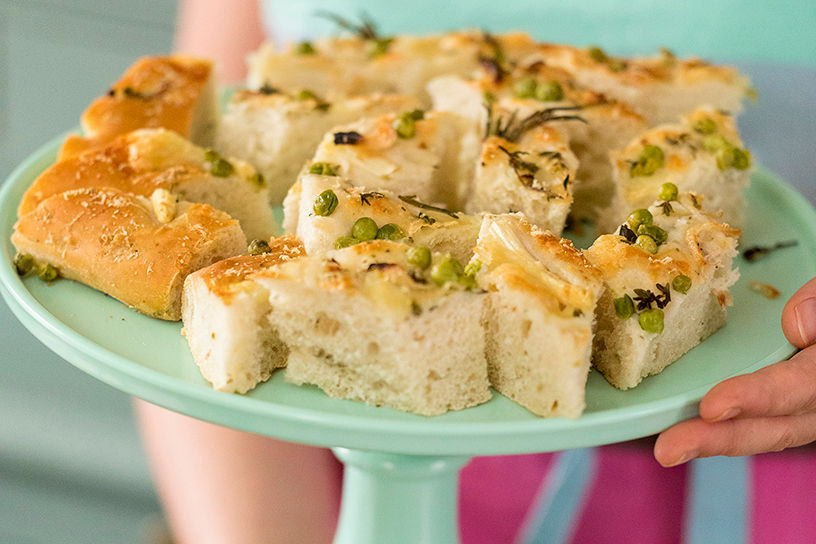 Lentefocaccia met asperges en doperwtjes