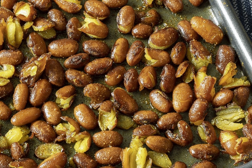 gepofte bonen op een bakplaat