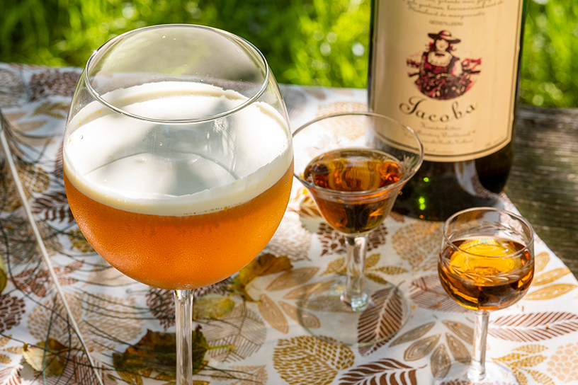 glas met bouillon en fles