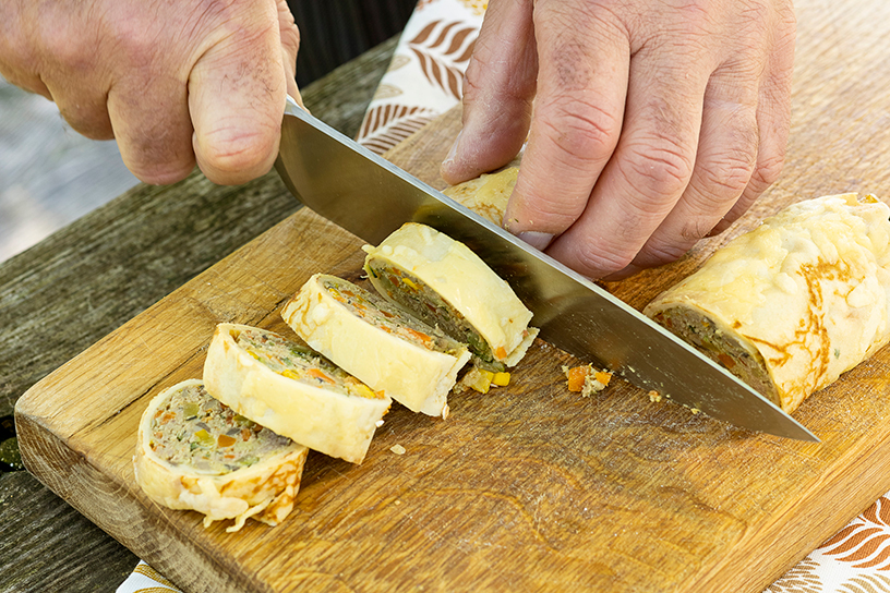 boerenpannekoek wordt gesneden 