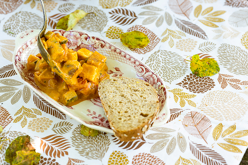 Paneer in saus op bord