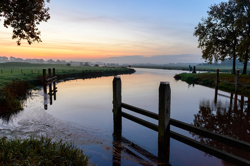 Zonsondergang aan het water in Vechtdal