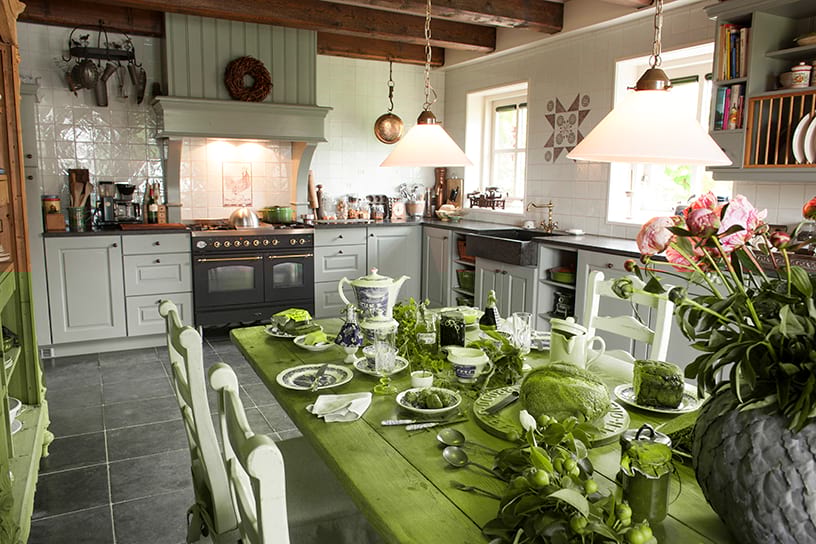 Gedekte tafel met ontbijt in een keuken