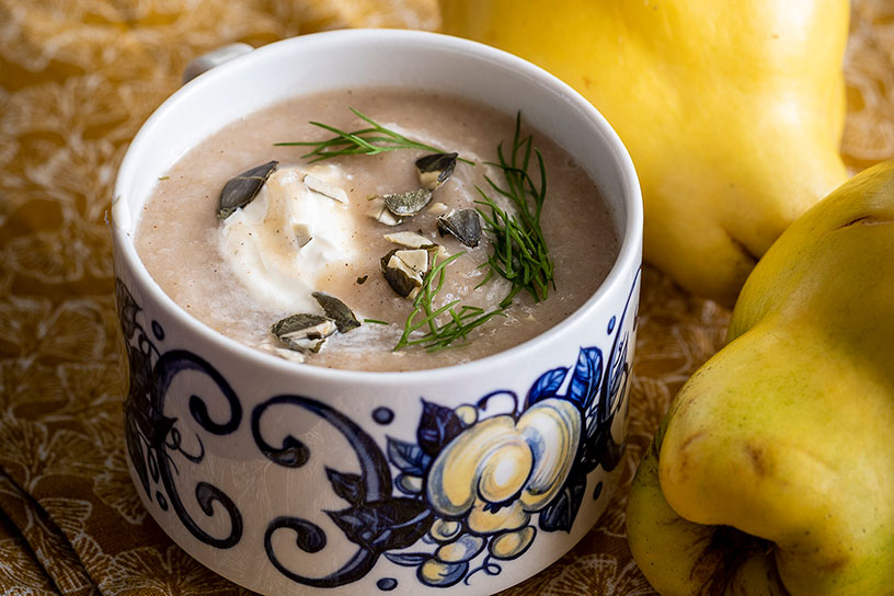 Knolselderij-kweepeersoep in kom