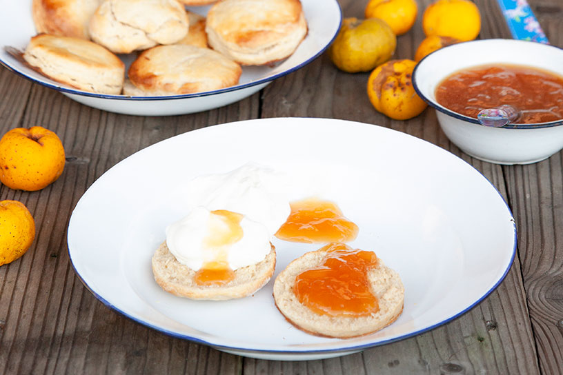 Scones op bord met kweeappelgelei