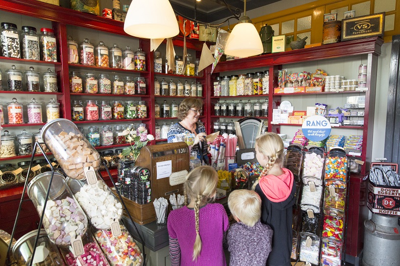 Kinderen in een ouderwetse snoepwinkel