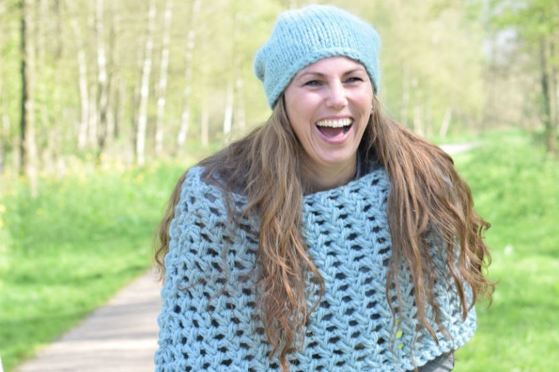 Gebreeën beanie met poncho