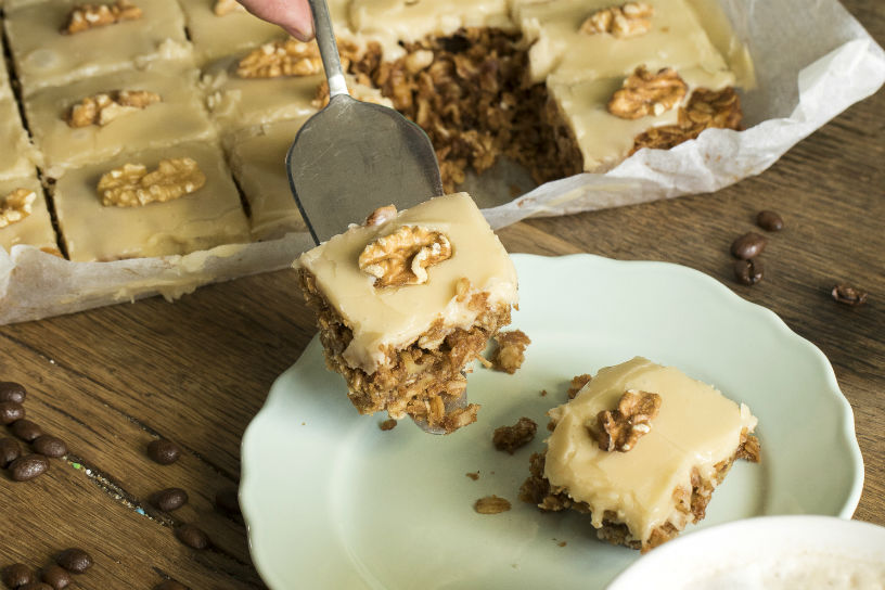 Koekjes met havermoutvlokken, walnoten en glazuur op bord