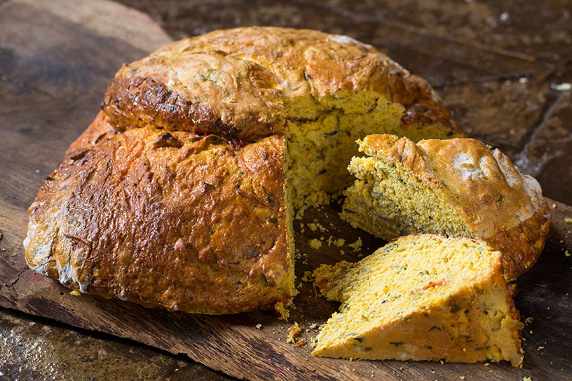 Dikke koek in stukken op een houten plank