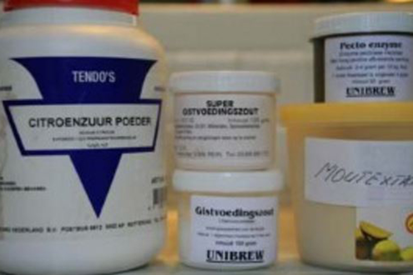 Potjes met hulpstoffen om wijn te maken