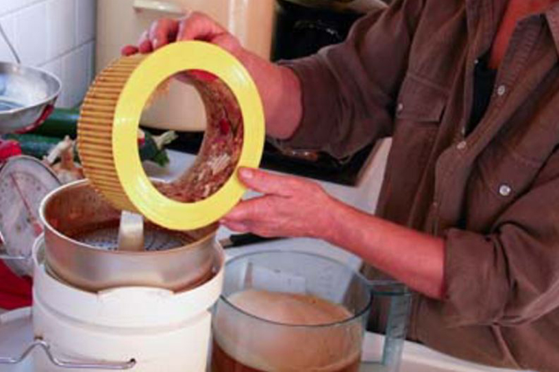 Iemand is bezig met de sapcentrifuge