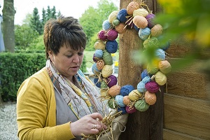 Krans met wollen eitjes